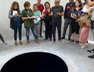 Επικίνδυνο έκθεμα: Έπεσε σε τρύπα βάθους 2,5 μέτρων επισκέπτης σε έκθεση στην Πορτογαλία (βίντεο)